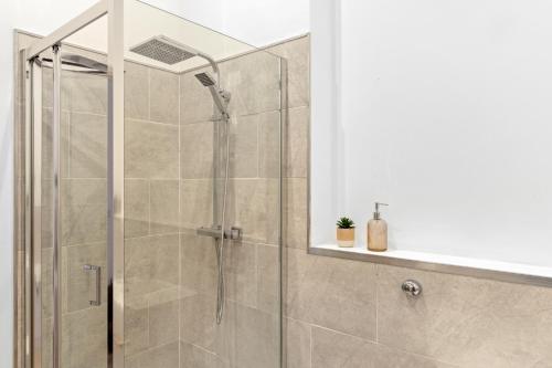 Koupelna v ubytování Bright and Warm 1-bed Apartment in Newark on-Trent by Renzo, Perfect for Contractors, Sleeps 4!