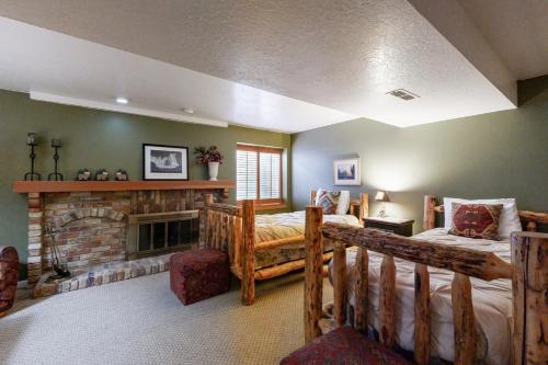 una camera con due letti e un camino di Village Round Dreams a Park City