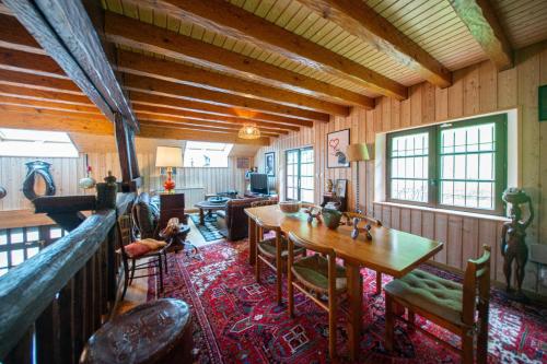 une chambre avec une table et des chaises dans une maison dans l'établissement La ferme aux belles sources, à Dommartin-lès-Remiremont