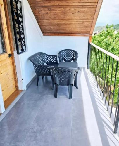 a patio with two chairs and a table on a balcony at Bjni Mer Dacha in Bjni