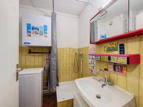 une salle de bain avec un lavabo et une douche dans l'établissement Charmant T2 avec terrasse ombragée proche plage - 4 pers, parking privé - FR-1-770-5, à Saint-Cyr-sur-Mer