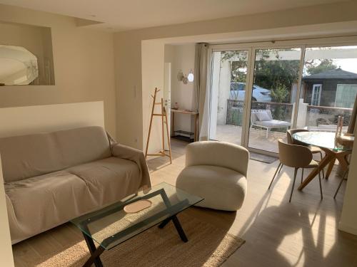 un salon avec un canapé et une table dans l'établissement 55m2 Charmante maison mitoyenne, jardin, parking, à Cannes