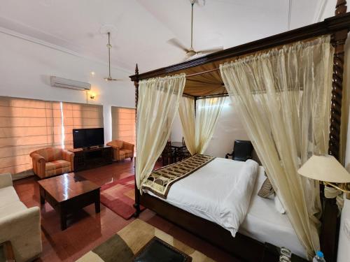 Postel nebo postele na pokoji v ubytování Hotel Royal Ark - Kasauli
