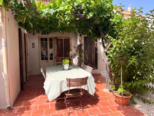 Photo de la galerie de l'établissement Maison au coeur du village de Six-Fours, à Six-Fours-les-Plages