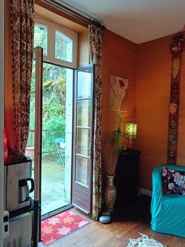 d'un salon avec une porte coulissante en verre. dans l'établissement La Maison des Artistes, à Laguépie