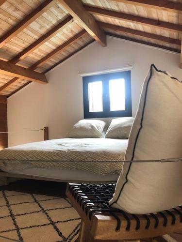 une chambre avec un lit et une fenêtre dans l'établissement Maison avec piscine quartier résidentiel Bordeaux, à Bordeaux