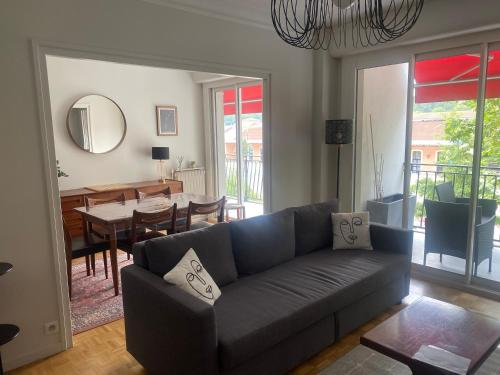 un salon avec un canapé et une salle à manger dans l'établissement Arcachon, à Arcachon