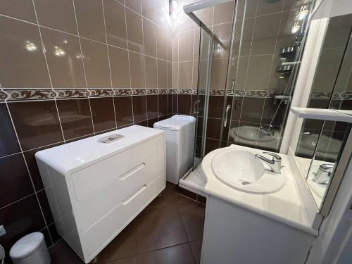 une salle de bain avec un lavabo, des toilettes et un miroir dans l'établissement Appartement T2 entre plage et commerces, loggia, parking privé, proche pistes cyclables - FR-1-324A-60, à Saint-Hilaire-de-Riez