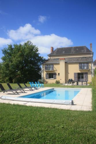 une piscine devant une maison dans l'établissement Villa Le Printemps, maison 15 pers avec piscine, à Cheviré-le-Rouge