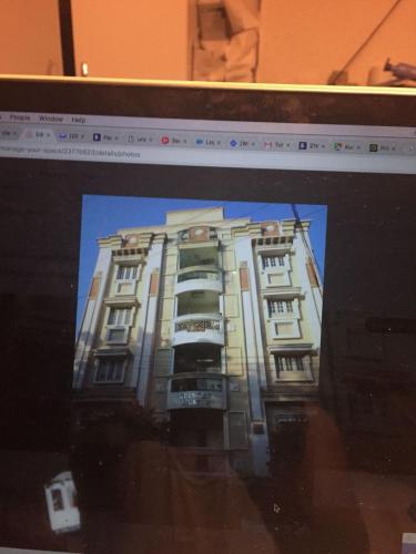 una pantalla de ordenador con una imagen de un edificio en Rendezvous, en Hyderabad