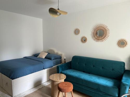 une chambre avec un lit, un canapé et une table dans l'établissement Studio Chic & cosy au cœur de La Butte aux cailles, à Paris