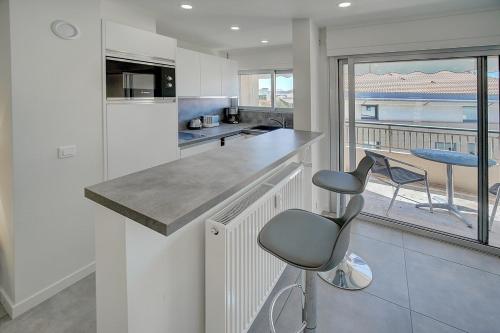 - une cuisine avec un comptoir et une chaise dans une pièce dans l'établissement STUDIO MODERNE RENOVE 2MiN CROISETTE A0B166, à Cannes