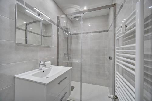 une salle de bain blanche avec un lavabo et une douche dans l'établissement STUDIO MODERNE RENOVE 2MiN CROISETTE A0B166, à Cannes