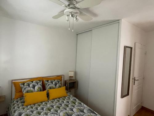 une chambre avec un lit et un ventilateur de plafond dans l'établissement Renoir Appartement, à Cagnes-sur-Mer