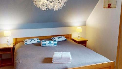 a bedroom with a bed with blue and white pillows at Ort Lemkenhafen "Westwind" in Westfehmarn