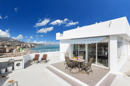 IMPRESIONANTE ATICO, PRIMERA LIINEA PLAYA, VISTAS AL MAR, piscina comunitaria