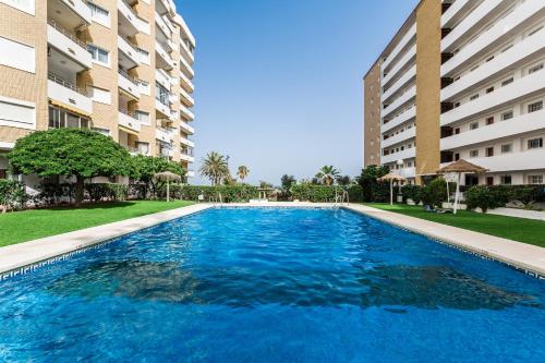 IMPRESIONANTE ATICO, PRIMERA LIINEA PLAYA, VISTAS AL MAR, piscina comunitaria