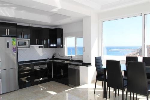 IMPRESIONANTE ATICO, PRIMERA LIINEA PLAYA, VISTAS AL MAR, piscina comunitaria