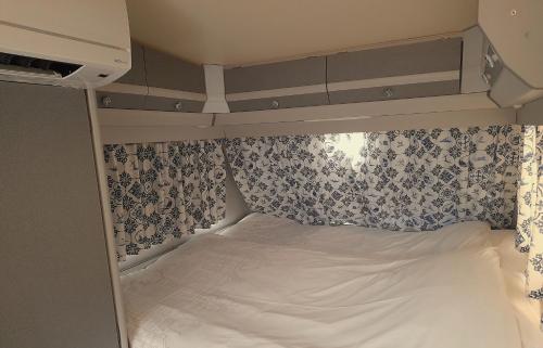 Postel nebo postele na pokoji v ubytování Nova Alofa caravan