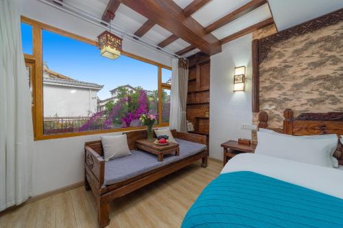 Vuode tai vuoteita majoituspaikassa 丽江金美客栈