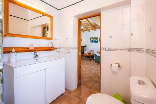 een badkamer met wastafel en toilet bij Finca Padre Ref258 in Son Servera