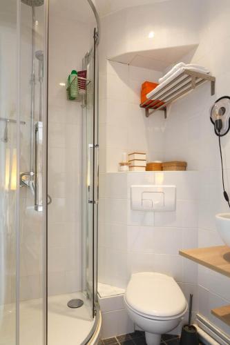 une salle de bain avec une douche, des toilettes et un lavabo dans l'établissement High standing Studio Paris 17, à Paris