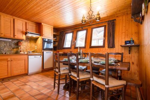 une salle à manger avec une table et des chaises dans une cuisine dans l'établissement Les Soldanelles Happy Rentals, à Le Tour