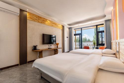 Postel nebo postele na pokoji v ubytování Nalati Funri Hotel