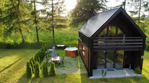 Κήπος έξω από το Przystanek Kistówko komfortowe domki z jacuzzi, staw wędkarski, kominek, las, przestrzeń