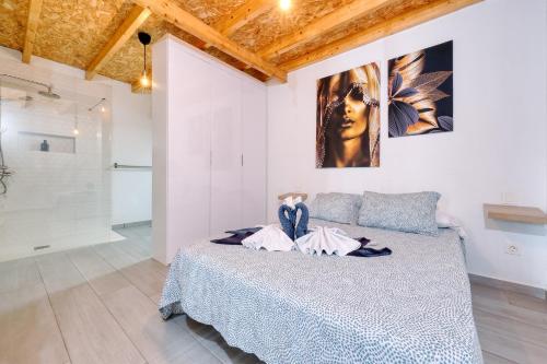A bed or beds in a room at Apartamento Sunset One Lanzarote