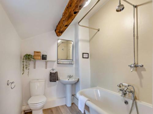 a bathroom with a sink and a toilet and a tub at 3 Bed in Cartmel 95100 in Cark