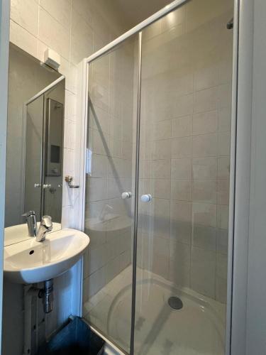 une salle de bain avec douche et lavabo dans l'établissement Maison de caractere cœur du village 1h de Paris, à Montigny-sur-Loing