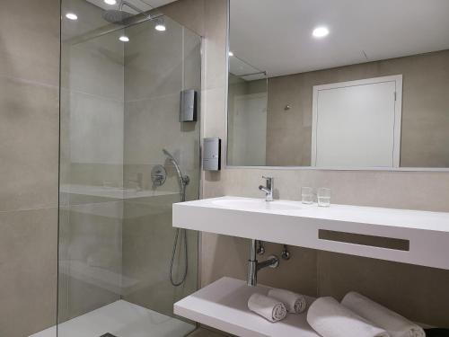 Koupelna v ubytování Hotel Roca Mar