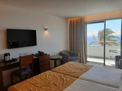 Postel nebo postele na pokoji v ubytování Hotel Roca Mar