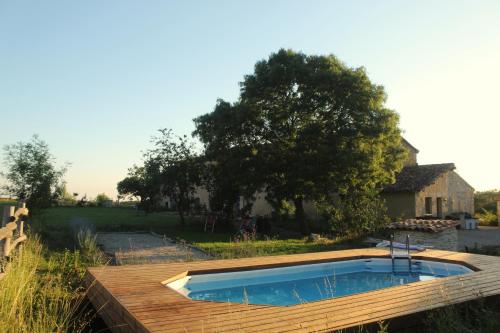een zwembad op een houten terras bij Gîte - La Couderquié in Lautrec