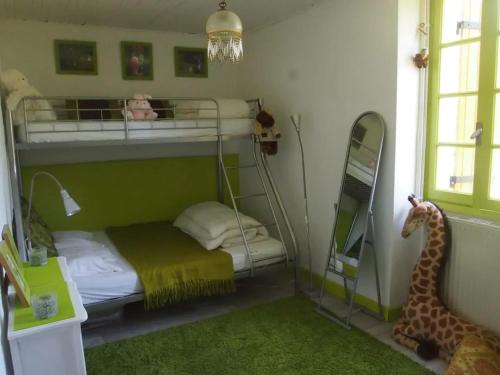 a small room with a bunk bed with a giraffe at Maison charmante à Les Junies avec vue sur jardin in Les Junies
