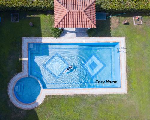 Bazén v ubytování Cozy Home nebo v jeho okolí