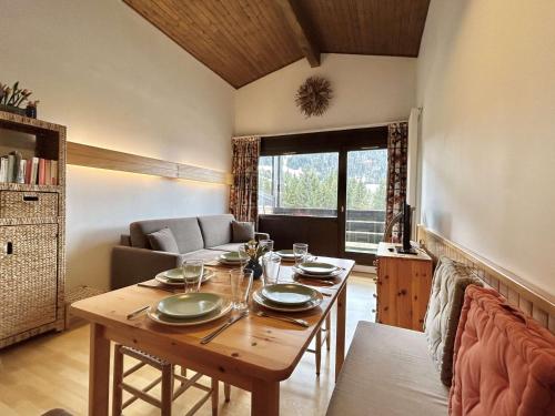 une salle à manger avec une table et un canapé dans l'établissement Studio + Alcôve 4 Couchages, Balcon, Parking, Skis - Proche Rochebrune, Megève - FR-1-597-168, à Megève