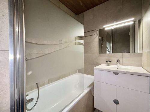 une salle de bain avec une baignoire et un lavabo et une baignoire dans l'établissement Studio + Alcôve 4 Couchages, Balcon, Parking, Skis - Proche Rochebrune, Megève - FR-1-597-168, à Megève