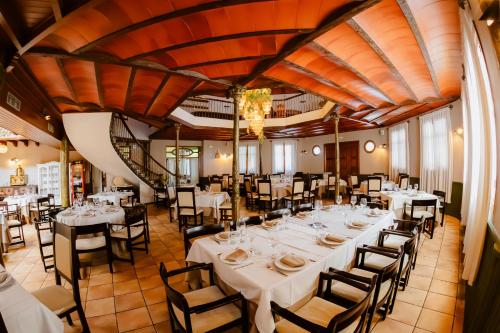 a dining room with white tables and chairs at Escua in Archidona