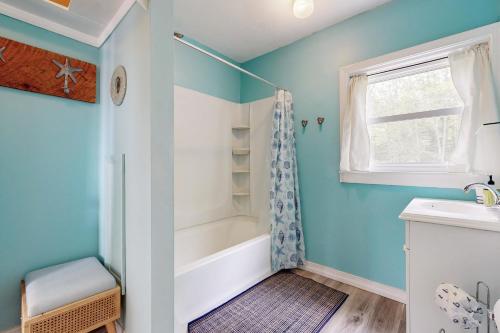 ein Badezimmer mit Dusche, Badewanne und Waschbecken in der Unterkunft Sea Bell Retreat in Phippsburg