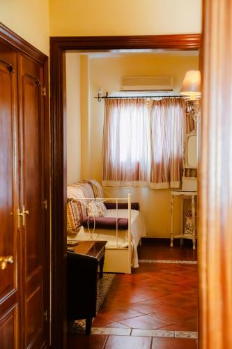 a small bedroom with a bed and a window at Escua in Archidona