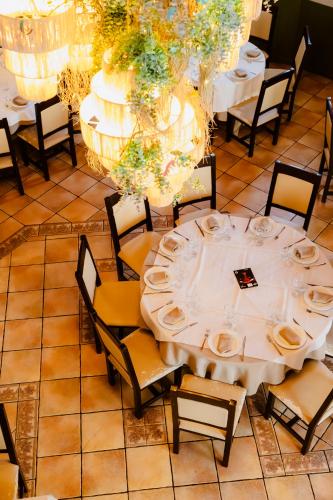 an overhead view of a dining room with tables and chairs at Escua in Archidona