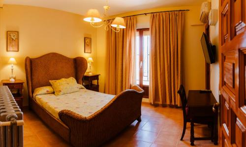 a living room with a bed and a chair at Escua in Archidona