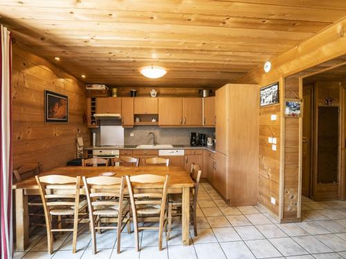 une cuisine avec une table et des chaises en bois dans l'établissement Appartement 4P pour 9 personnes, terrasse, à 900m du centre de Châtel, proche navettes - FR-1-676-124, à Châtel