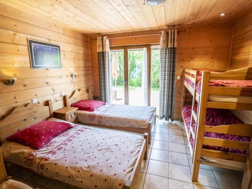 une chambre avec deux lits superposés et une fenêtre dans l'établissement Appartement 4P pour 9 personnes, terrasse, à 900m du centre de Châtel, proche navettes - FR-1-676-124, à Châtel