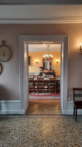 a dining room with a table and a chandelier at MAISON MAERTENS Chambres et tables d'hôtes in Wassy