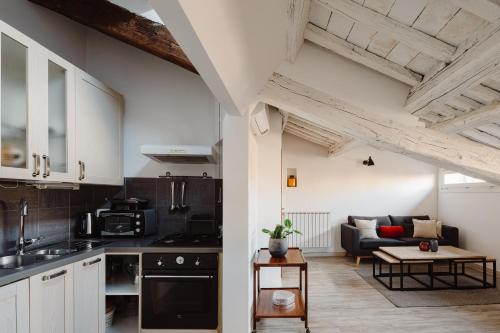Η κουζίνα ή μικρή κουζίνα στο Amazing penthouse with terrace and rooftop in Trastevere
