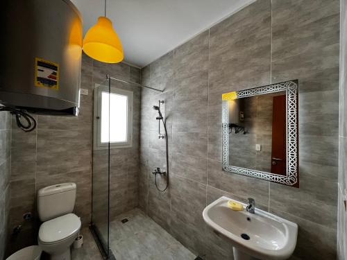 Ένα μπάνιο στο Amazing Chalet Mountain View Ras Elhekma