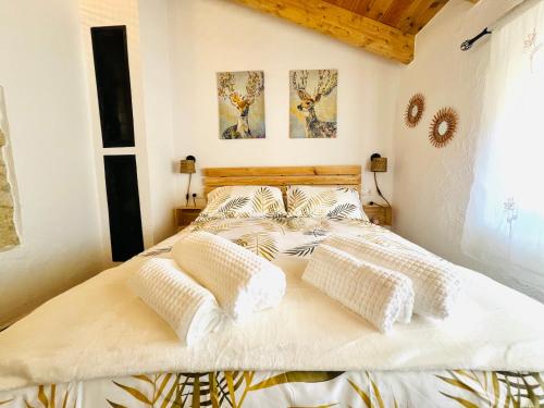 a bed with two pillows on it in a bedroom at Alojamiento Rural El Nido, Pontones in Pontón Alto